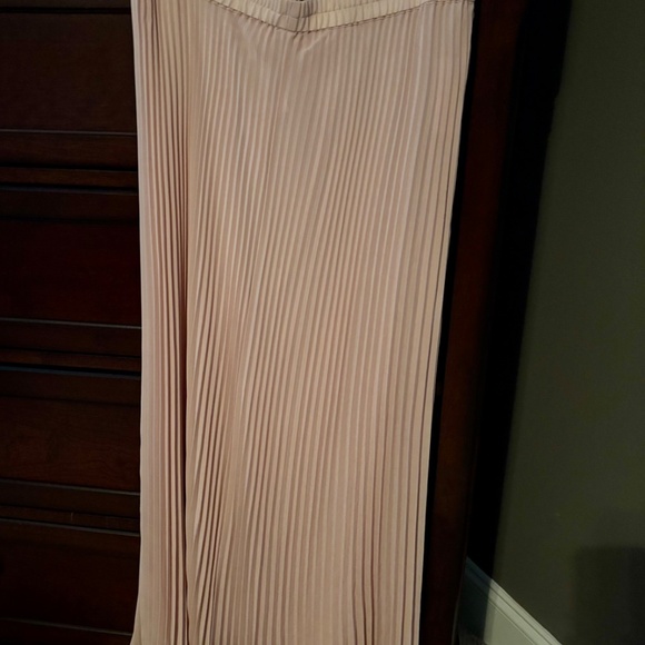 Light Pink Pleated Midi Skirt (size S/M) - Picture 3 of 5
